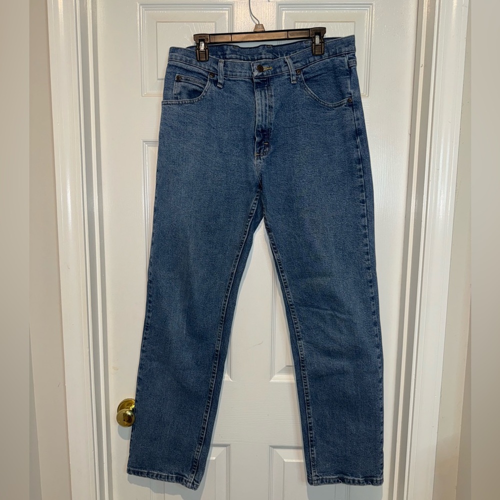 Wrangler Blue Straight-Leg Jeans Classic Fit. Size 34 x 32